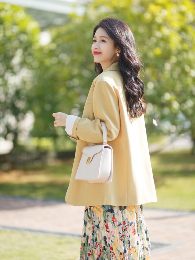 气质女神的春季穿搭针织衫搭配半身裙高级优雅简约又很百搭