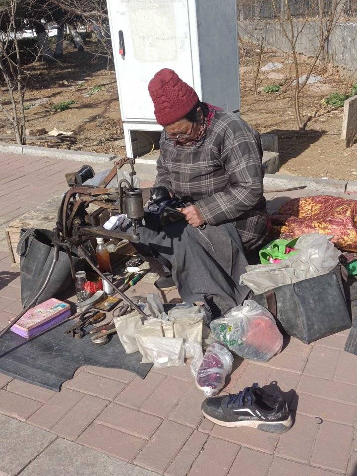 青未了|农村大集上修鞋的"女工匠"～|农村_新浪新闻