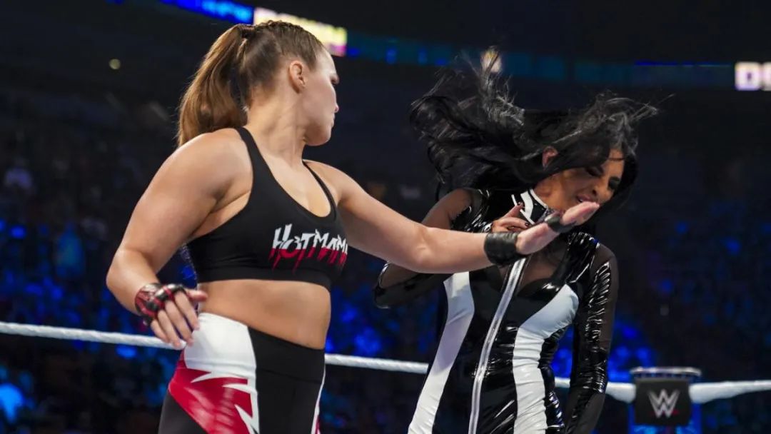 大赛对手夏洛特-弗莱尔(charlotte flair)的注视下隆达-罗西(ronda
