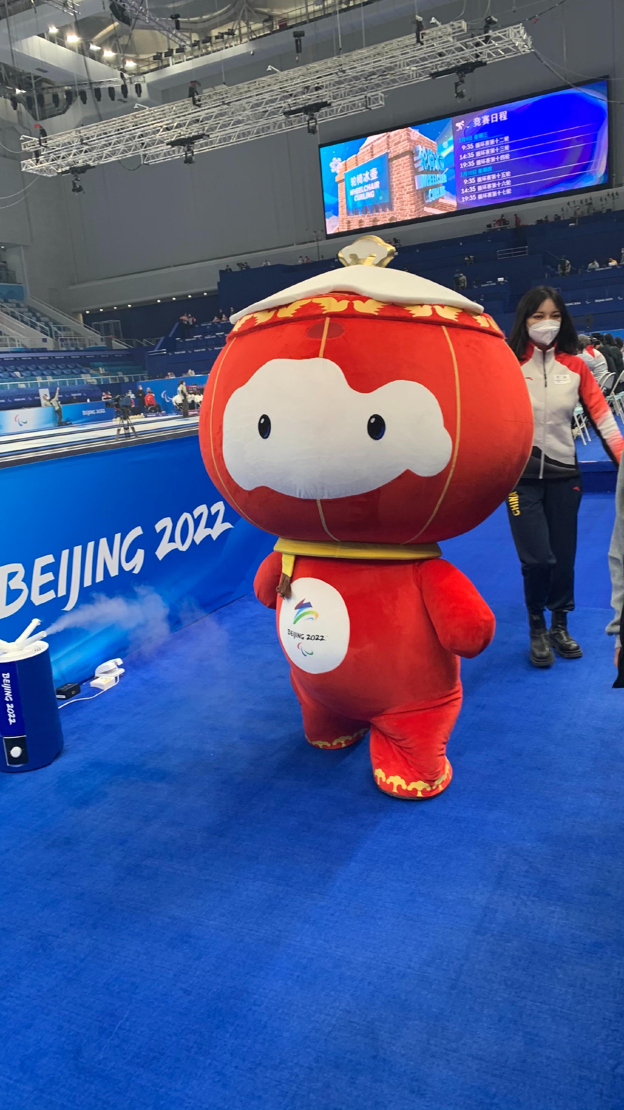 下午的循环赛开始前,北京冬残奥会吉祥物雪容融也来到现场,为残奥运动