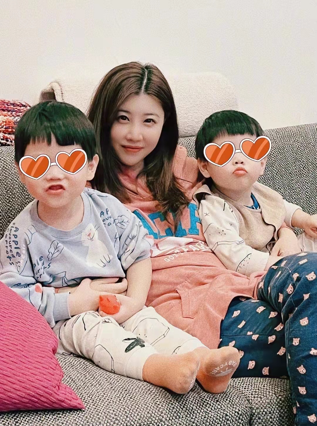 不过九夜茴成功了,张小波前妻拿钱去了美国,九夜茴成了张小波老婆