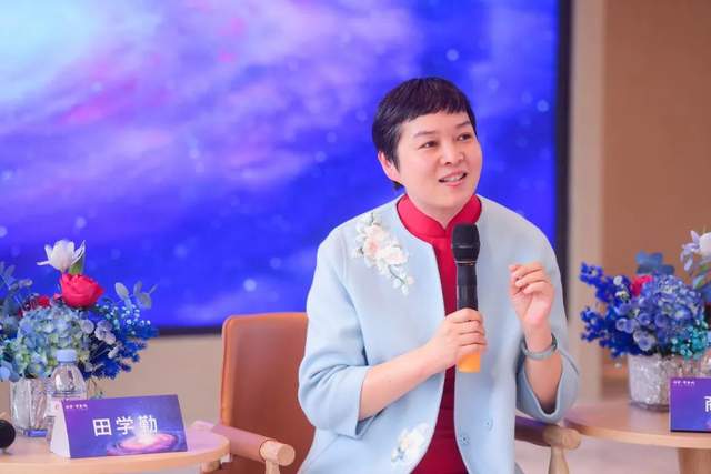 田学勤来自上海建材集团的田学勤为发布会特地挑选了红蓝两色服装搭配