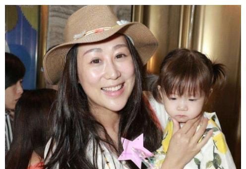 小腹凸出孕味足,穿比基尼海边热舞,大长腿吸睛|蒋丽莎|陈浩民|小腹