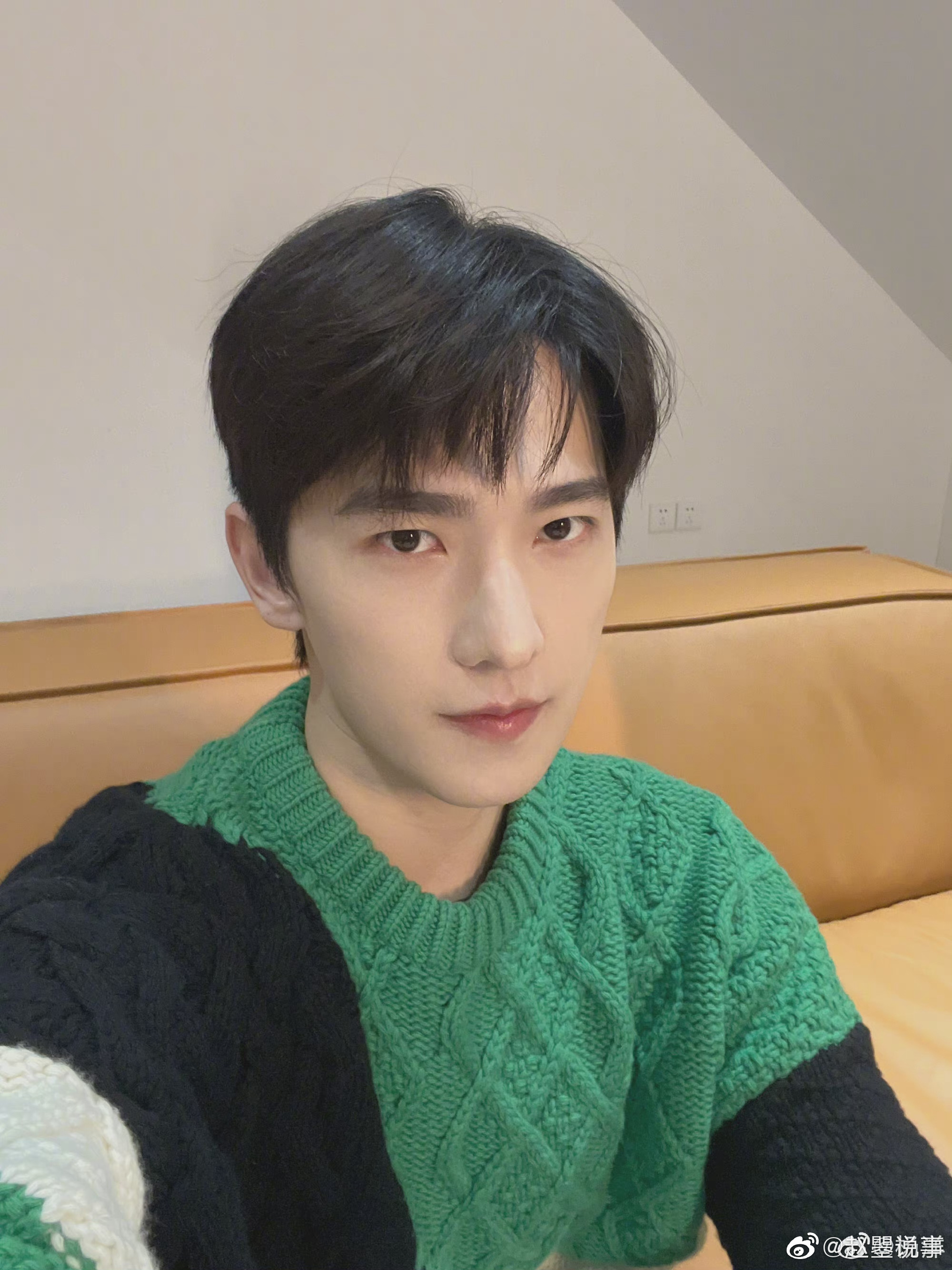 杨洋发对脸自拍照,并且戏称掉金∨丢面儿……|杨洋_新浪新闻