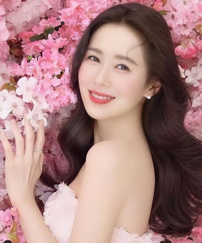 孙艺珍穿白婚纱裙露面,结婚前给粉丝惊喜,发型跟新娘造型匹配休闲区蓝鸢梦想 - Www.slyday.coM 孙艺珍穿白婚纱裙露面,结婚前给粉丝惊喜,发型跟新娘造型匹配休闲区蓝鸢梦想 - Www.slyday.coM