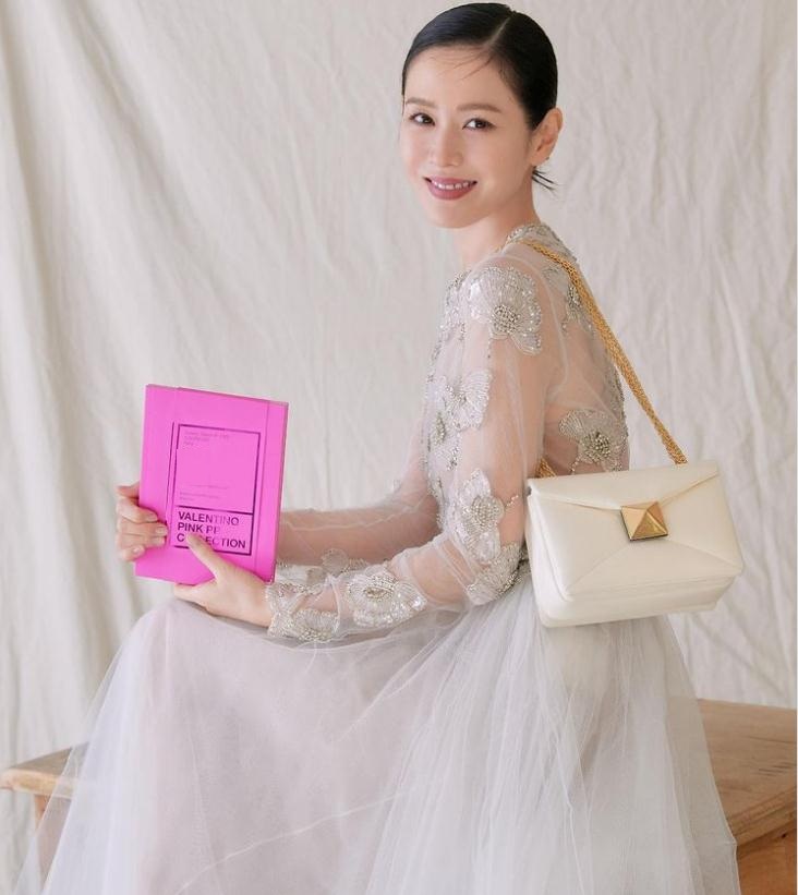 孙艺珍穿白婚纱裙露面,结婚前给粉丝惊喜,发型跟新娘造型匹配休闲区蓝鸢梦想 - Www.slyday.coM 孙艺珍穿白婚纱裙露面,结婚前给粉丝惊喜,发型跟新娘造型匹配休闲区蓝鸢梦想 - Www.slyday.coM