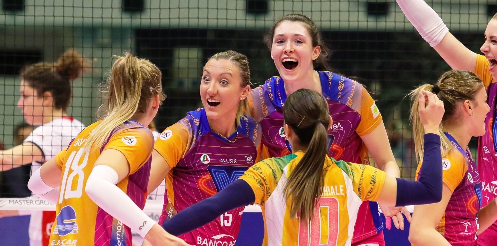 意大利女排联赛蒙扎17连胜领跑积分榜拉尔森首秀斩获7分