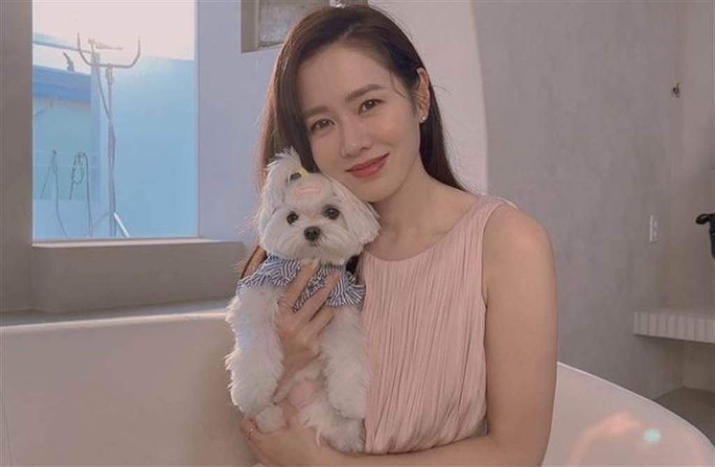 孙艺珍穿白婚纱裙露面,结婚前给粉丝惊喜,发型跟新娘造型匹配休闲区蓝鸢梦想 - Www.slyday.coM 孙艺珍穿白婚纱裙露面,结婚前给粉丝惊喜,发型跟新娘造型匹配休闲区蓝鸢梦想 - Www.slyday.coM