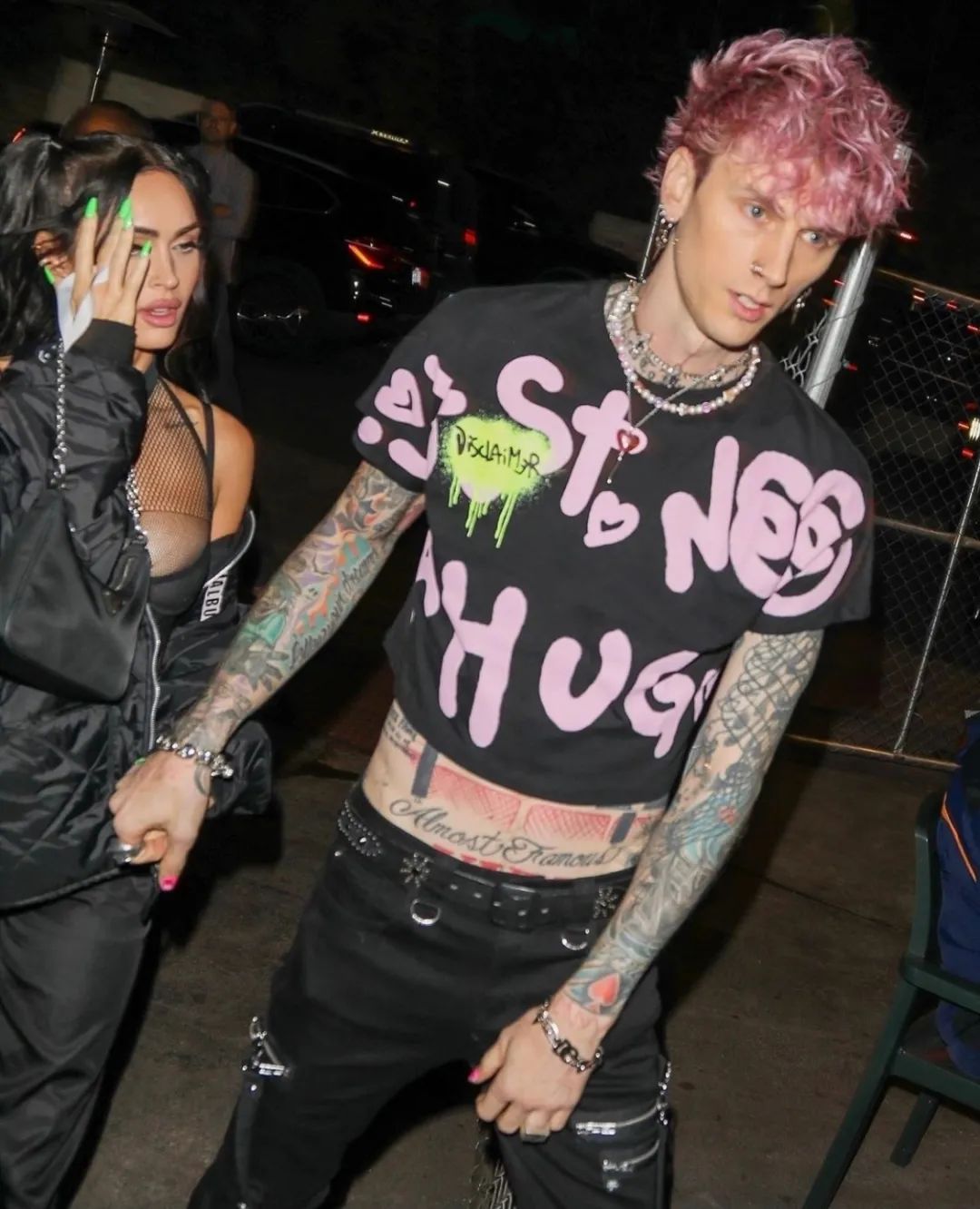 狐狸枪",两人今天的装扮十分y2k,枪爷的粉发配短款上衣也是朋克到不行