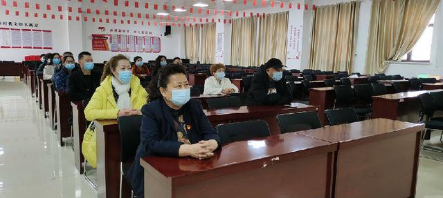 新疆沙湾市金沟河镇各族干部群众热议《政府工作报告》休闲区蓝鸢梦想 - Www.slyday.coM