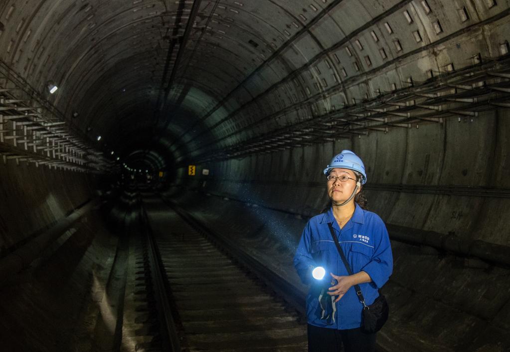 团队里唯一的她走近上海地铁维保夜行女侠何小玲