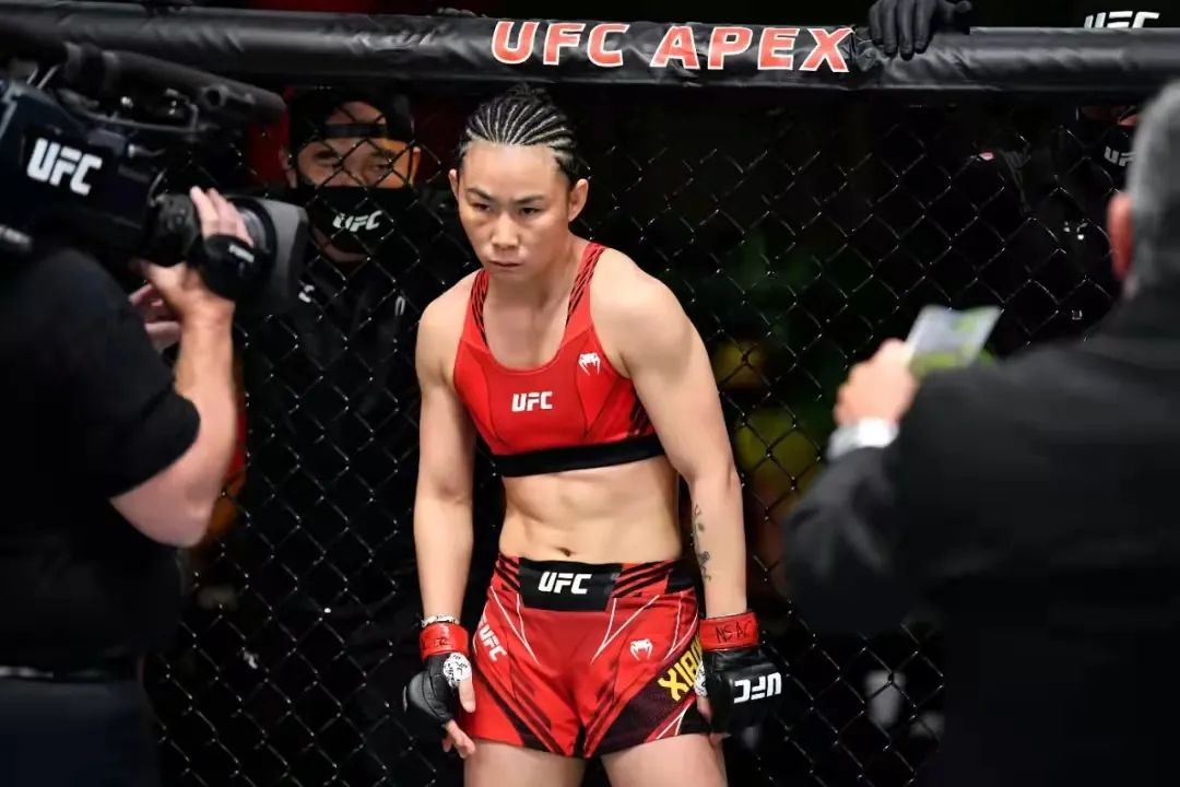 刚刚闫晓楠遭违规踢裆咬牙拼命打到最后一刻