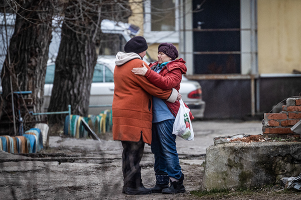 当地时间2022年3月1日,卢甘斯克地区,两名妇女在街头拥抱.