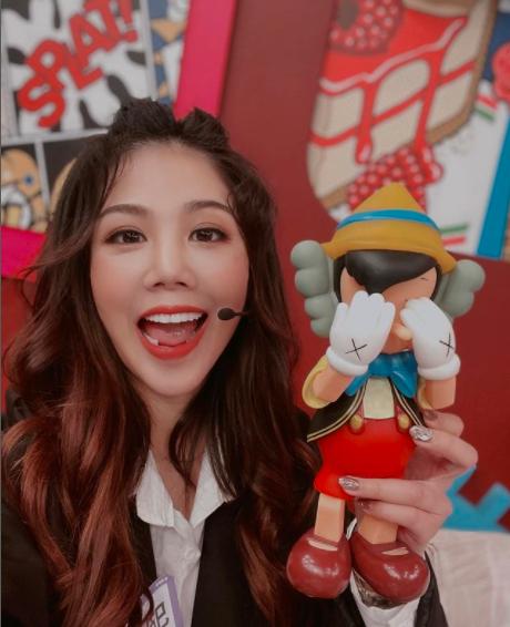 女星杨晨熙秀豪车引争议被质疑是伴游饭局得来本人正面回应