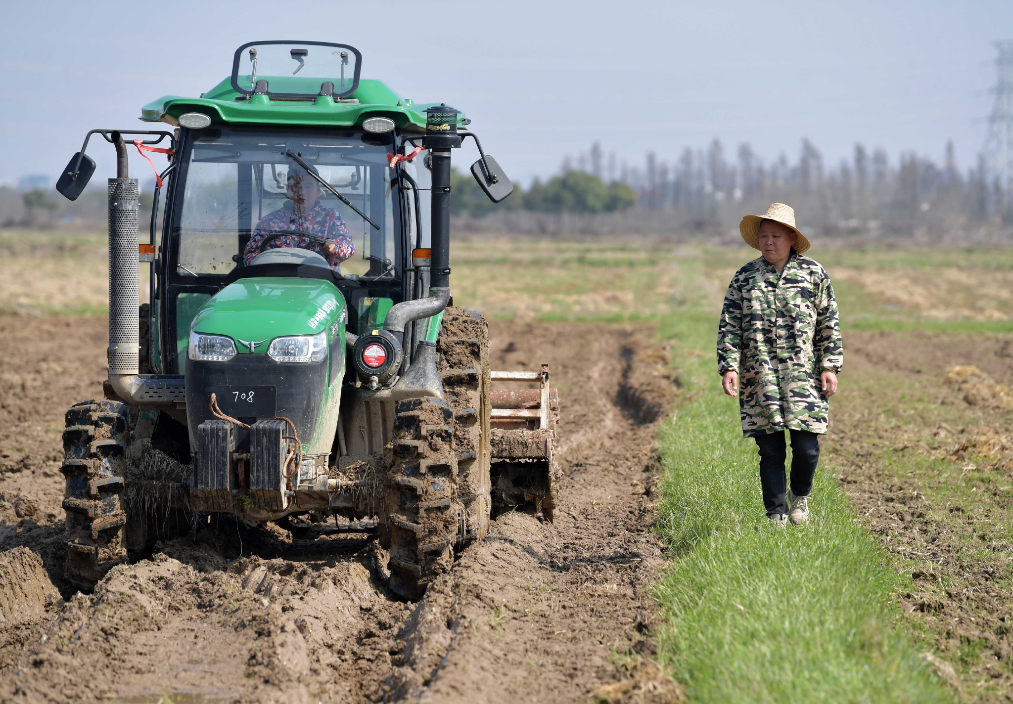 父子农人耕耘在希望的田野上