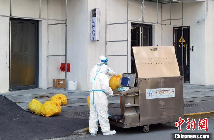 防疫人员在处理医院垃圾. 汤彦俊 摄