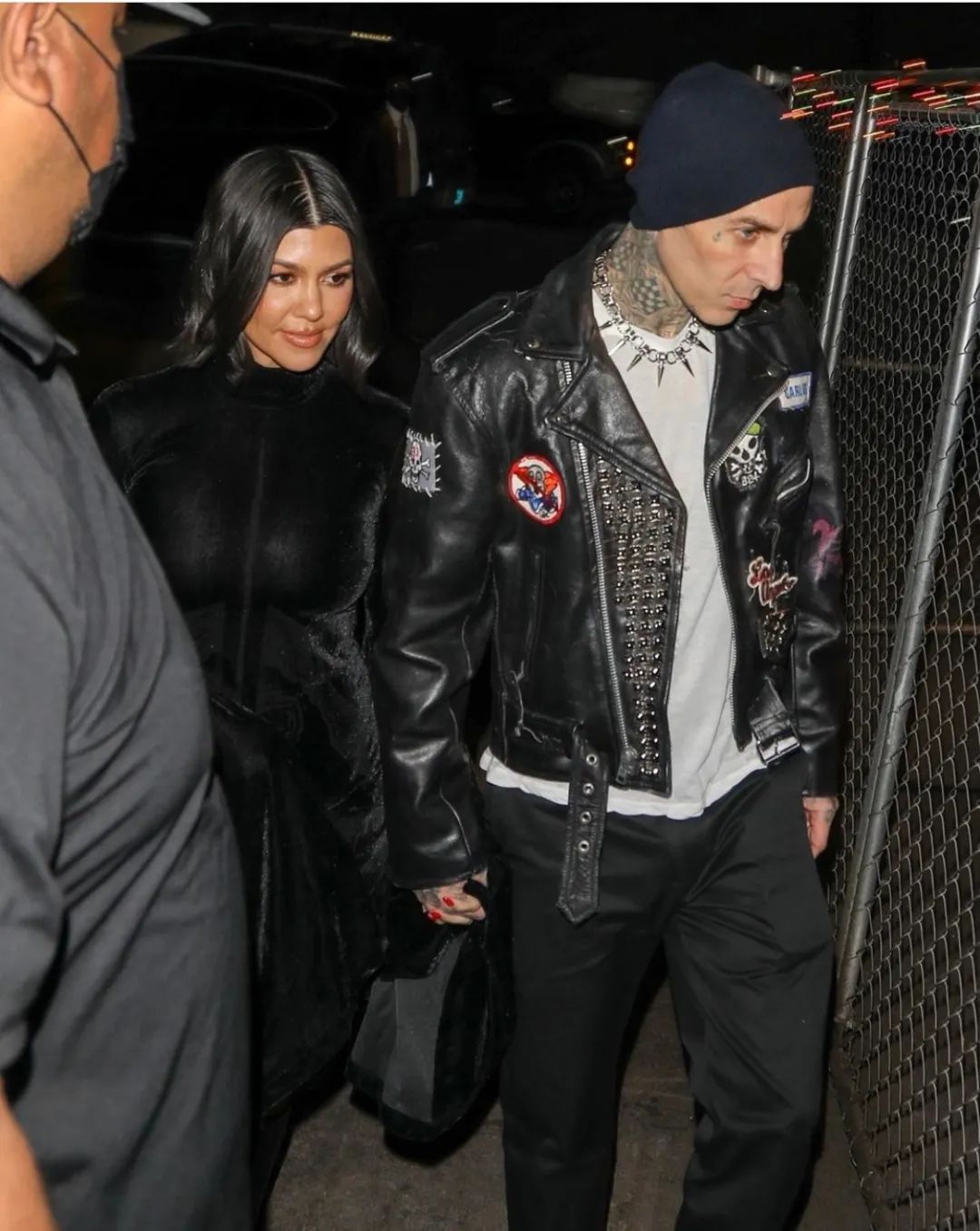 当地时间2月25日,kourtney kardashian与未婚夫travis barker现身西