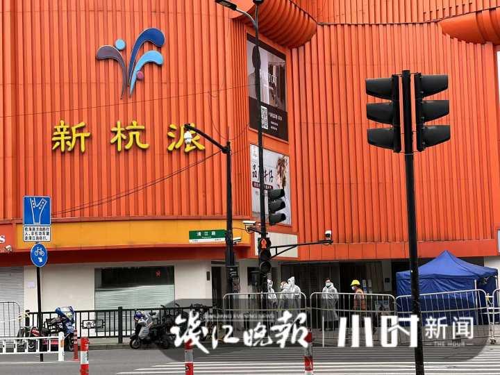 今天(3月6日)上午,钱江晚报小时新闻记者走访了杭州四季青服装一条街.