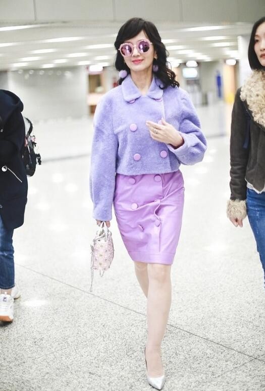 赵雅芝真是个时髦精穿紫皮草配短裙青春又时髦哪像70岁奶奶