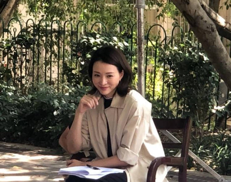 路人拍到的董卿素颜枯黄胶原蛋白流失但穿西装气质优雅大气