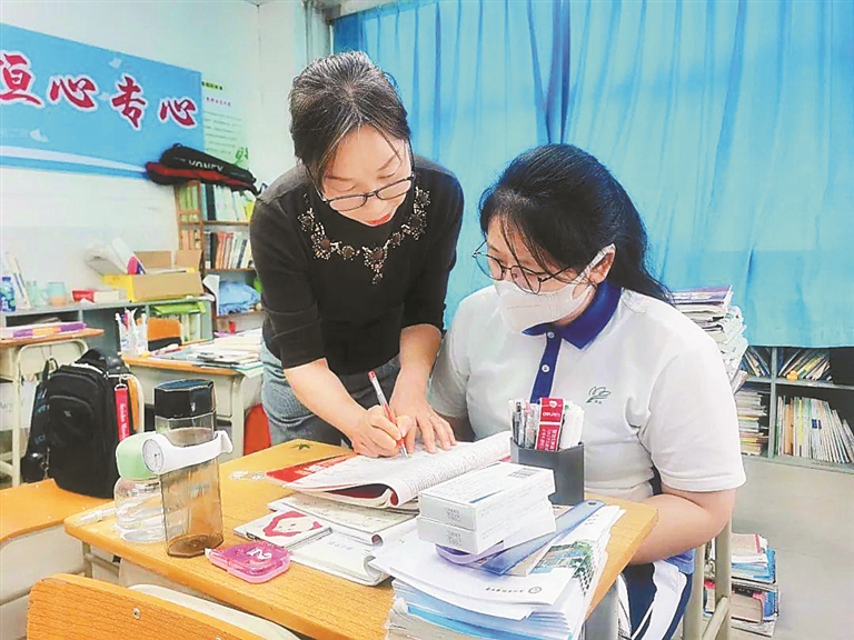 一针一线为高三学生缝补校服 “老师就像妈妈一样”