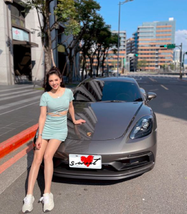 女星杨晨熙秀豪车引争议,被质疑是伴游饭局得来,本人正面回应