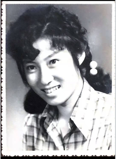 妈妈的黑白照片八九十年代的年轻女性朴实无华