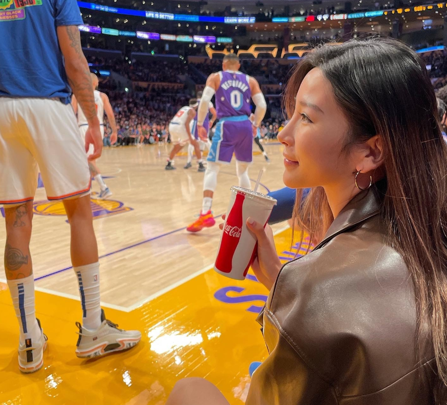 湖人华裔女球迷抢镜大秀身材身份特殊近距离偷拍库里太开心
