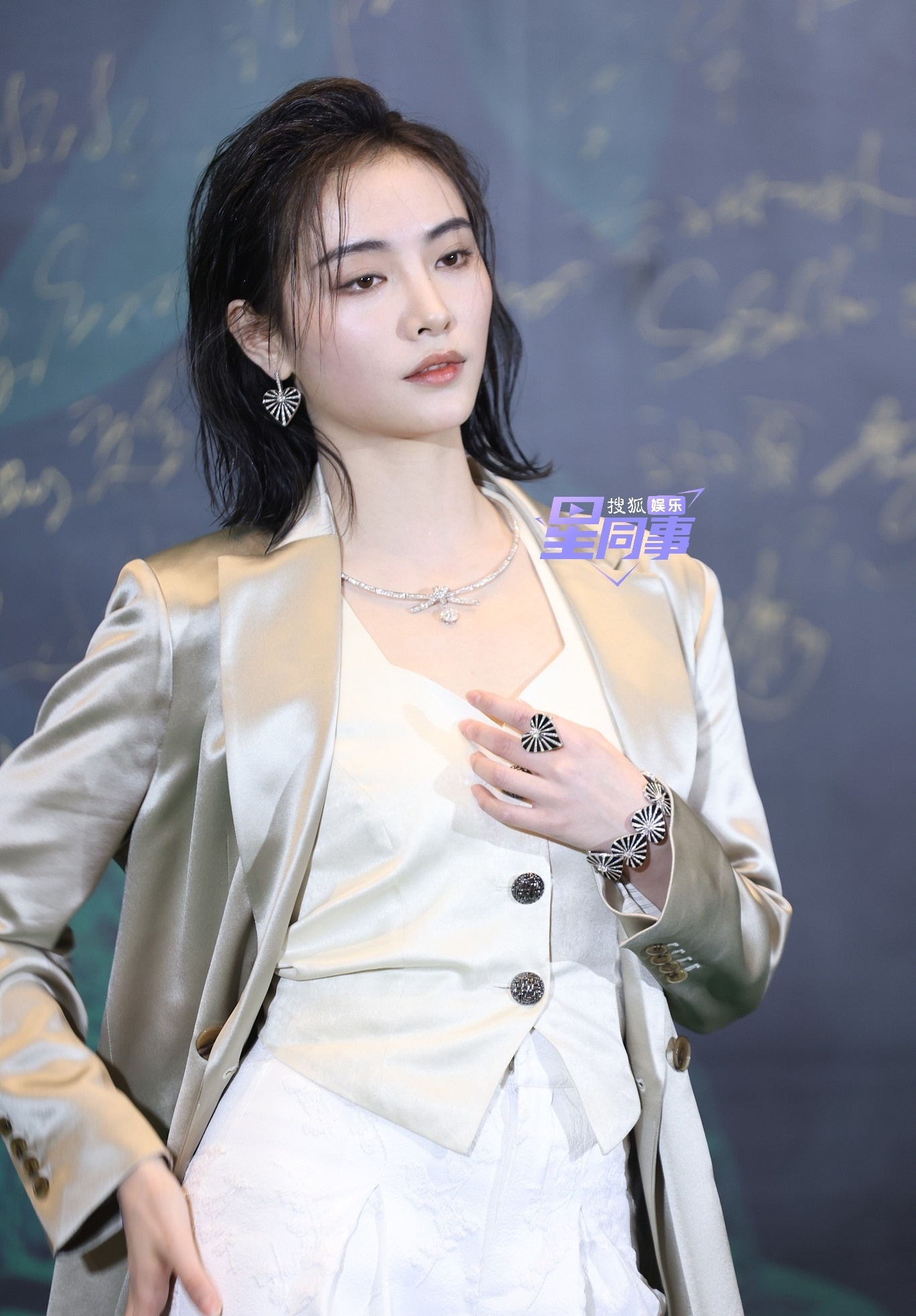 许佳琪今晚活动红毯图,湿发造型好飒啊,简约干练好有气质!