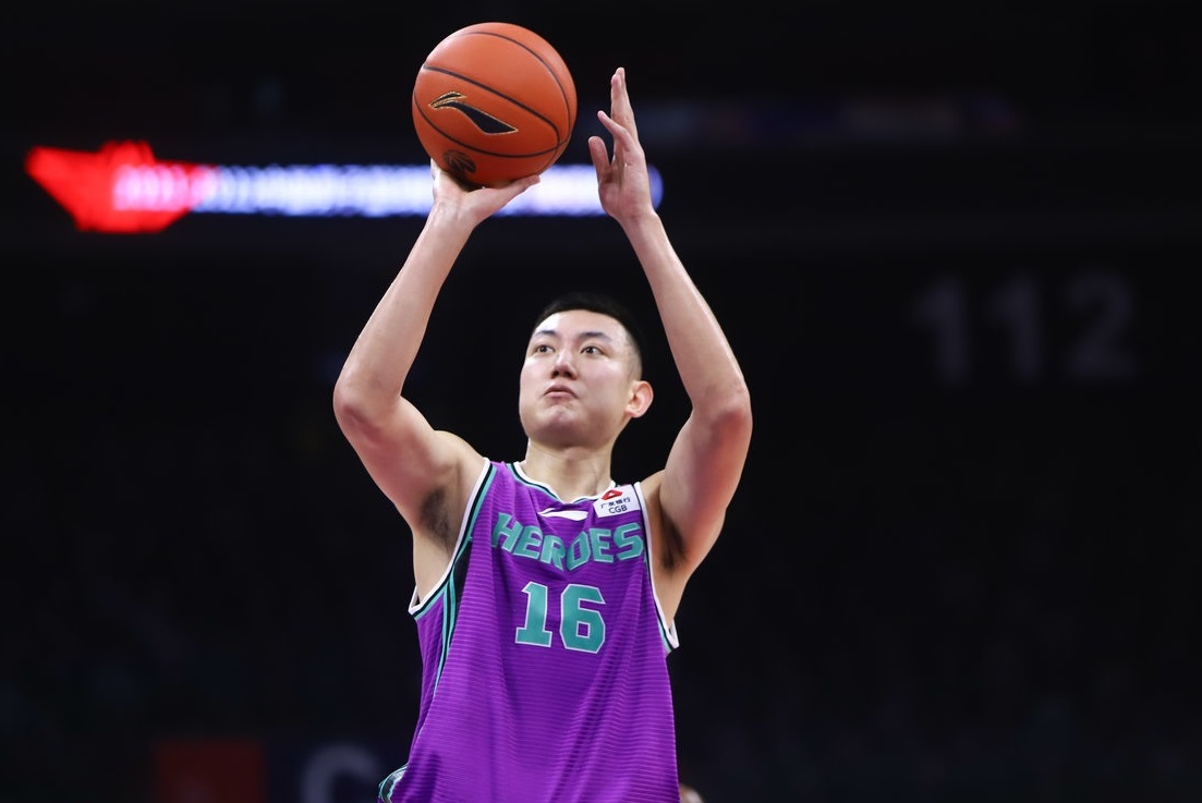 故意挥肘打伤顾全面部,血流不止下场治疗|顾全|焦海龙|深圳队_新浪