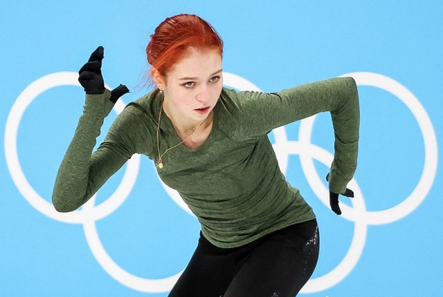 禁赛后拍时尚大片,甩长发一瞬,如同红色火焰|时尚大片|莎莎|火焰_新浪