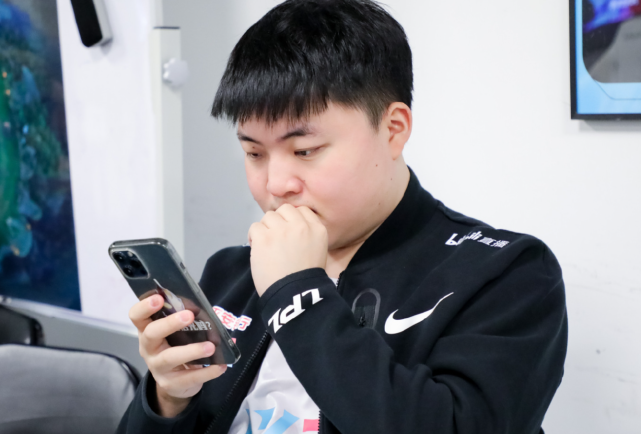 Doggo独自直播!Uzi随队打训练赛!或将在近日重返首发!休闲区蓝鸢梦想 - Www.slyday.coM Doggo独自直播!Uzi随队打训练赛!或将在近日重返首发!休闲区蓝鸢梦想 - Www.slyday.coM