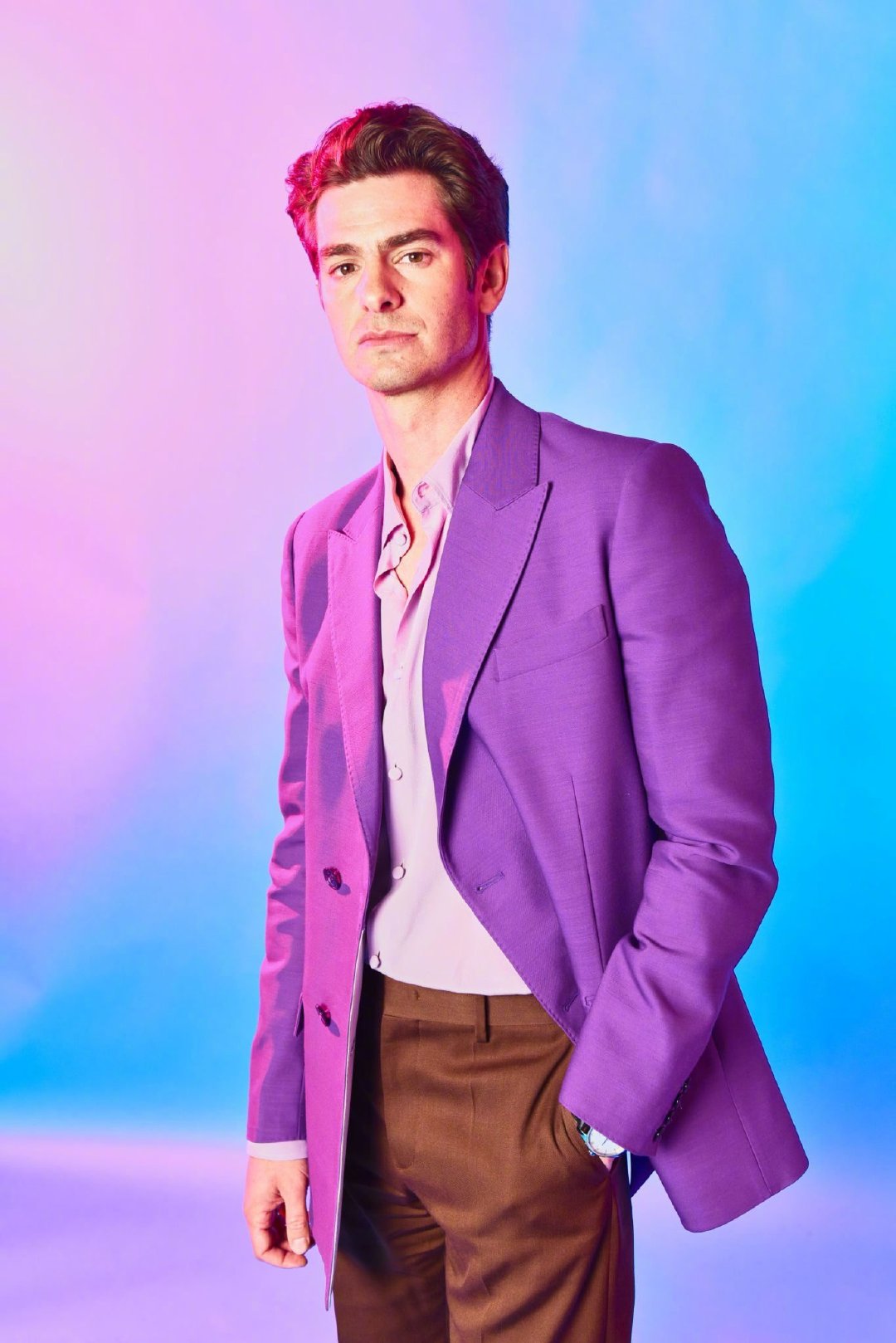 安德鲁加菲尔德紫色西装亮相第37届电影独立精神奖