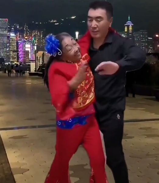 玉成玉琴夫妇靠短视频养老85岁跳舞下腰网友惊心动魄