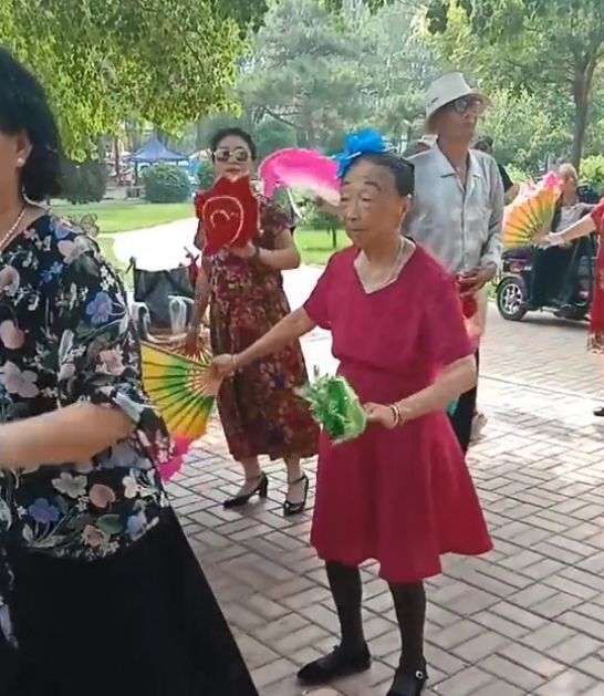 玉成玉琴夫妇靠短视频养老85岁跳舞下腰网友惊心动魄