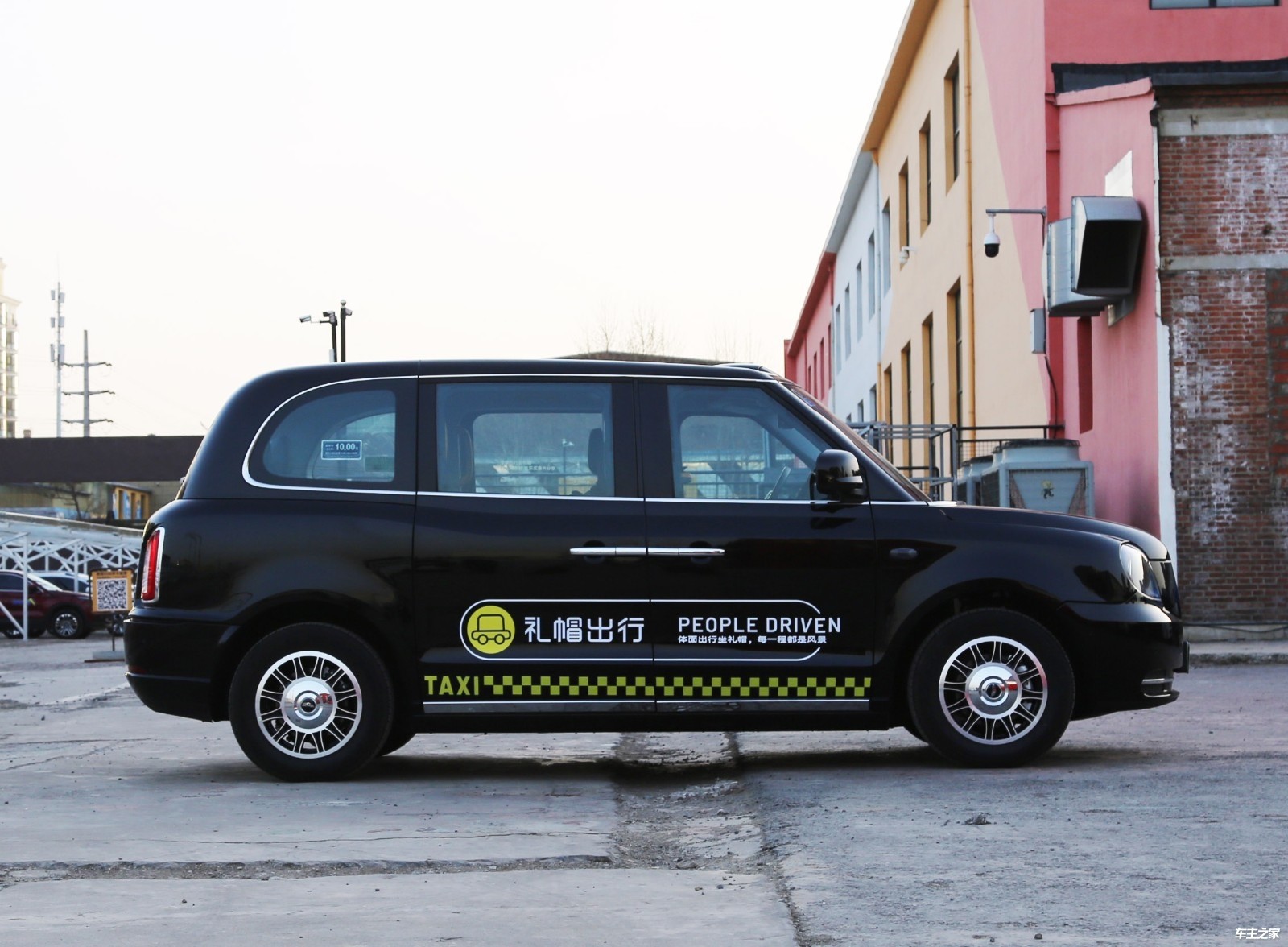 王牌特工同款车型亮相大连 实拍英伦tx5出租车-新浪汽车