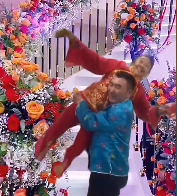 玉成玉琴夫妇靠短视频养老85岁跳舞下腰网友惊心动魄