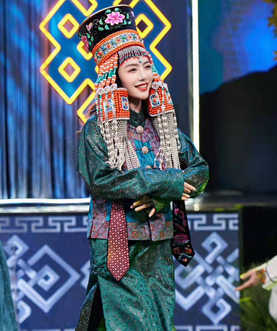 《你好星期六》全员穿蒙古袍,蔡文静造型惊艳,何炅穿搭显贵气休闲区蓝鸢梦想 - Www.slyday.coM 《你好星期六》全员穿蒙古袍,蔡文静造型惊艳,何炅穿搭显贵气休闲区蓝鸢梦想 - Www.slyday.coM