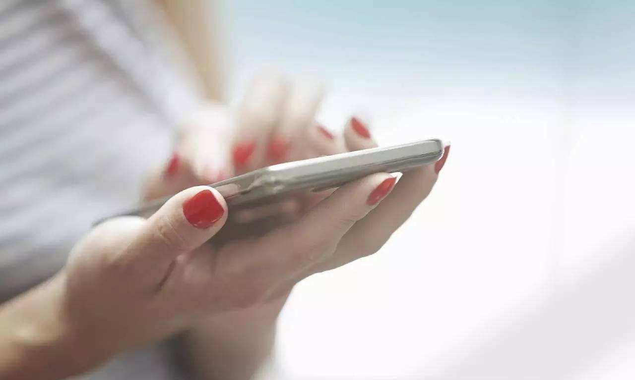 经常玩手机的你，有多久没有看书了呢？休闲区蓝鸢梦想 - Www.slyday.coM