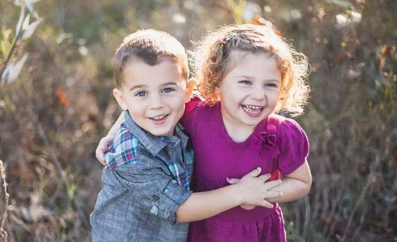 撒贝宁李白逛街混血龙凤胎出镜黑色头发随爹网友基因强大