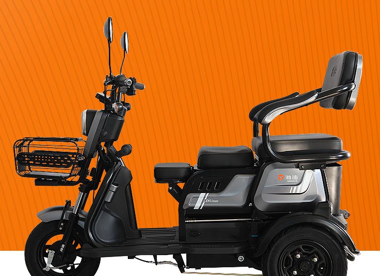 雅迪爱玛推出的电动小三轮上路不用驾照适合70岁左右老年人
