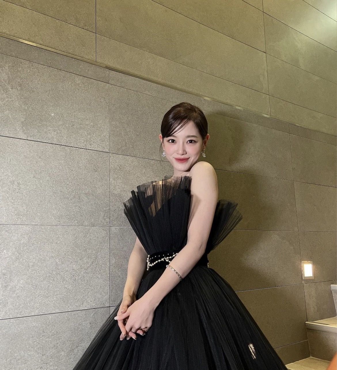 金世正最近太辣了低胸礼服真实身材乍现侧身胸型曲线惊人