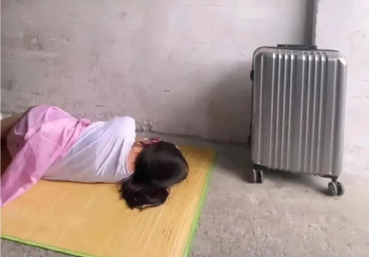 深圳一女子穿卫衣睡桥洞网友别装了戏演完了赶紧回家吧