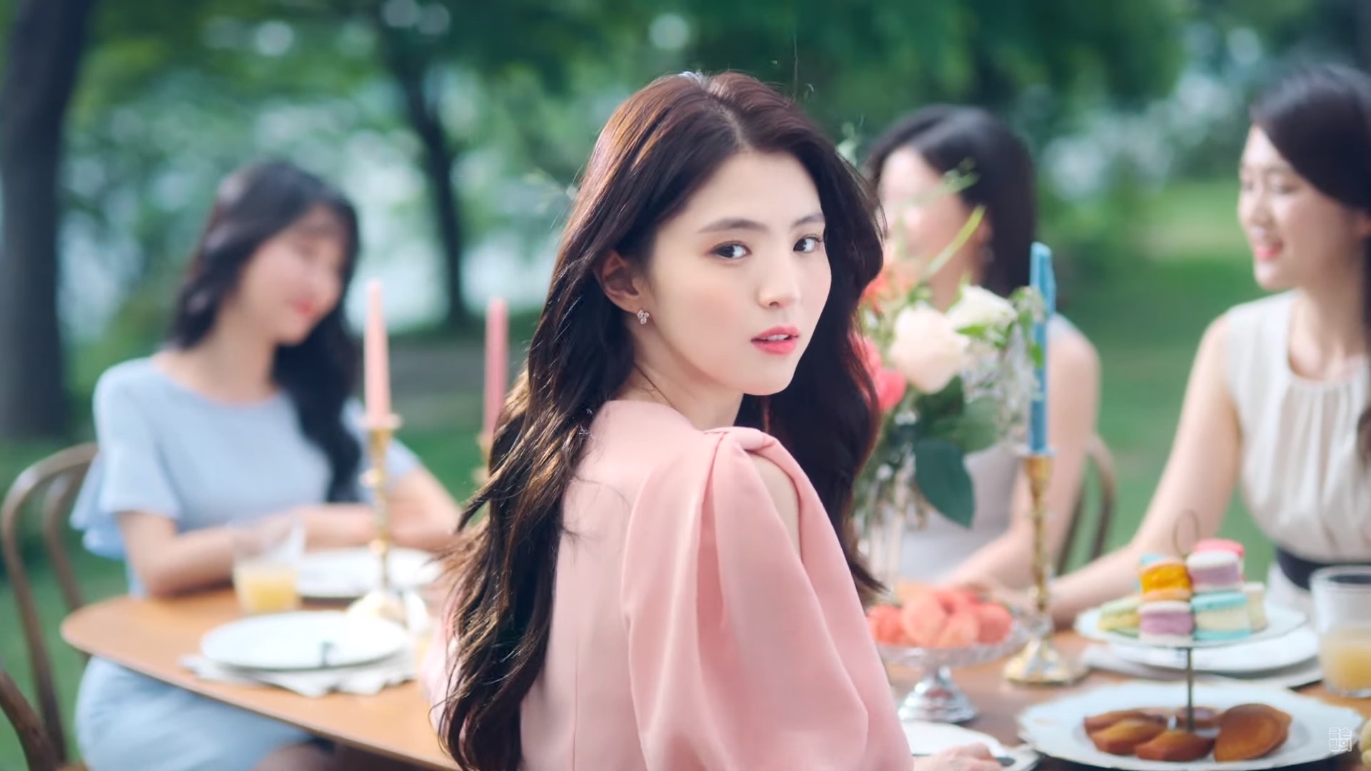 小宋慧乔韩素希出道后一直替母亲还债而母亲再次借债后失联