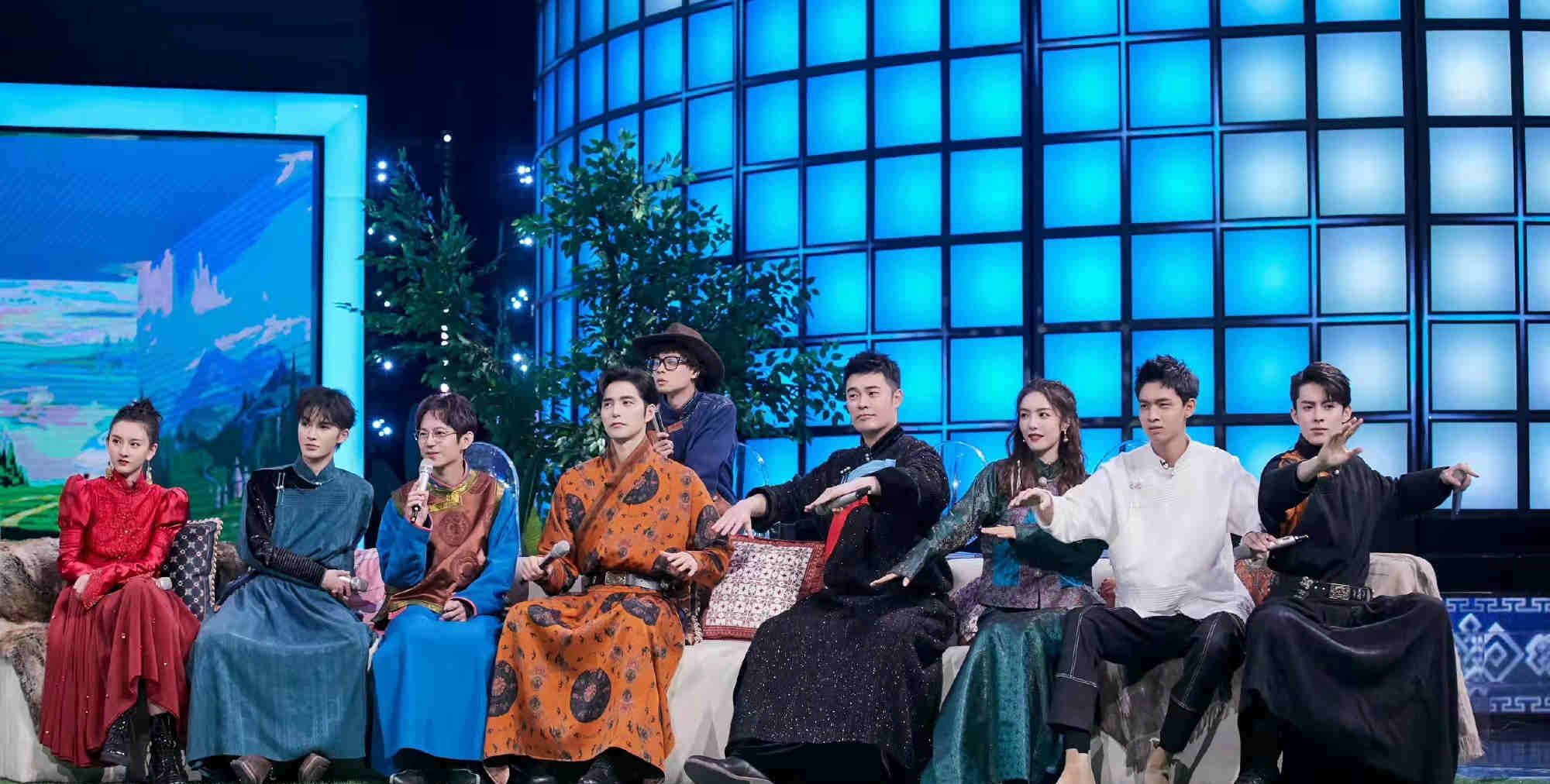 《你好星期六》全员穿蒙古袍,蔡文静造型惊艳,何炅穿搭显贵气休闲区蓝鸢梦想 - Www.slyday.coM 《你好星期六》全员穿蒙古袍,蔡文静造型惊艳,何炅穿搭显贵气休闲区蓝鸢梦想 - Www.slyday.coM