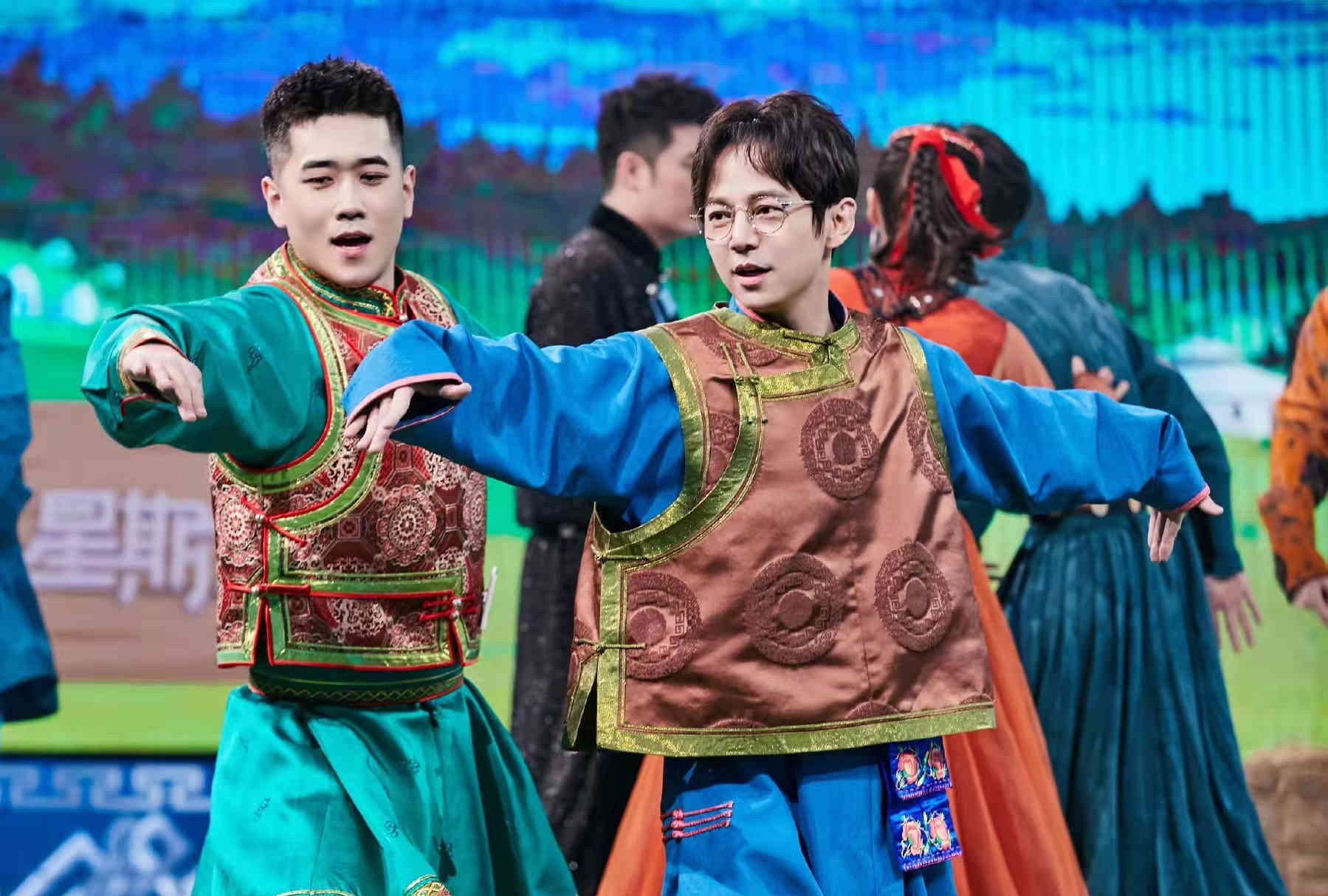 《你好星期六》全员穿蒙古袍,蔡文静造型惊艳,何炅穿搭显贵气休闲区蓝鸢梦想 - Www.slyday.coM 《你好星期六》全员穿蒙古袍,蔡文静造型惊艳,何炅穿搭显贵气休闲区蓝鸢梦想 - Www.slyday.coM