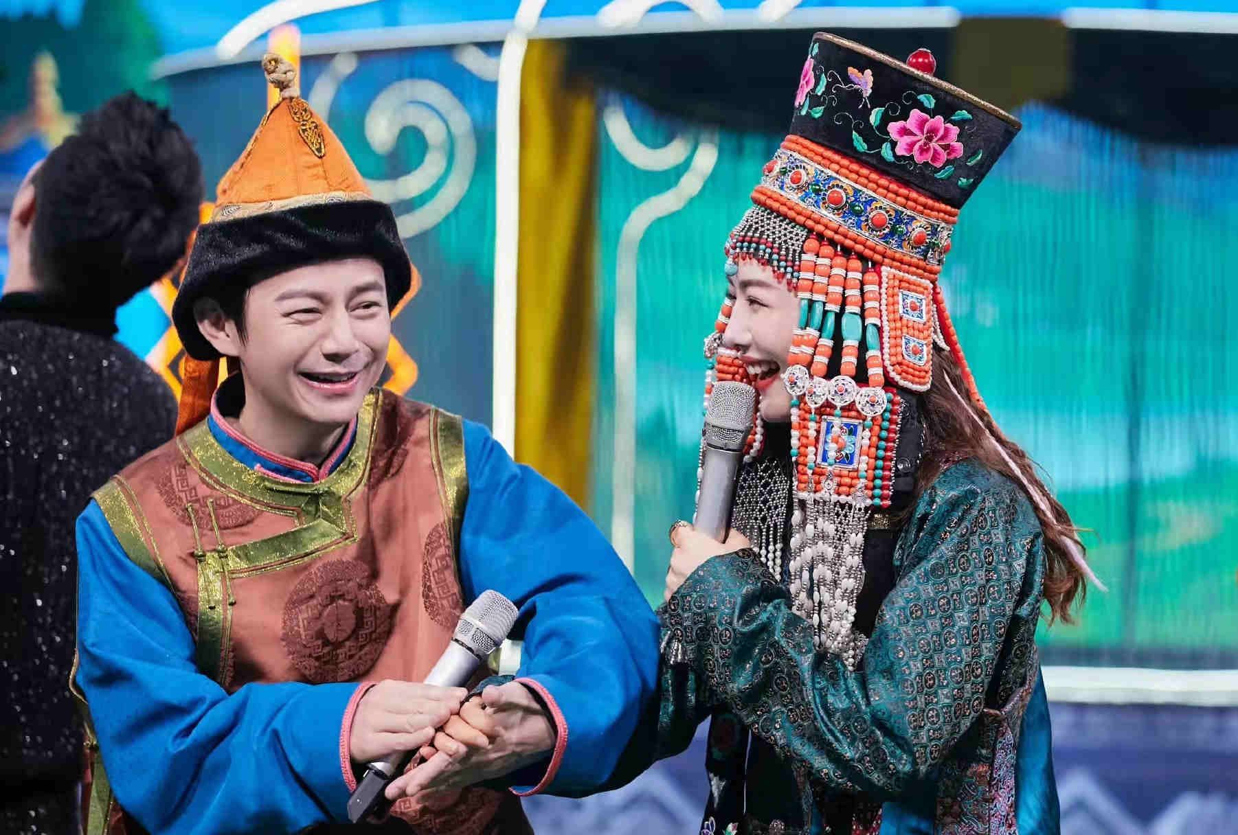 《你好星期六》全员穿蒙古袍,蔡文静造型惊艳,何炅穿搭显贵气休闲区蓝鸢梦想 - Www.slyday.coM 《你好星期六》全员穿蒙古袍,蔡文静造型惊艳,何炅穿搭显贵气休闲区蓝鸢梦想 - Www.slyday.coM