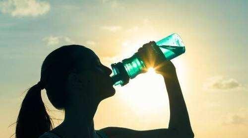 多喝水不如会喝水,3个时间点喝水更养生,但这2个时间点不能喝休闲区蓝鸢梦想 - Www.slyday.coM 多喝水不如会喝水,3个时间点喝水更养生,但这2个时间点不能喝休闲区蓝鸢梦想 - Www.slyday.coM