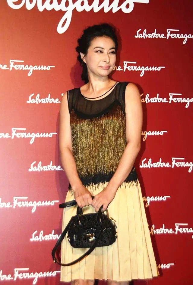 郭晶晶新造型亮相穿金丝吊带裙好时髦贵妇气质独特