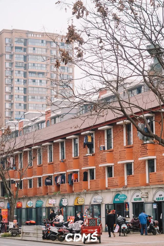 青龙场的红房子现在也翻新了.原来大院里居住的是铁路职工家属.